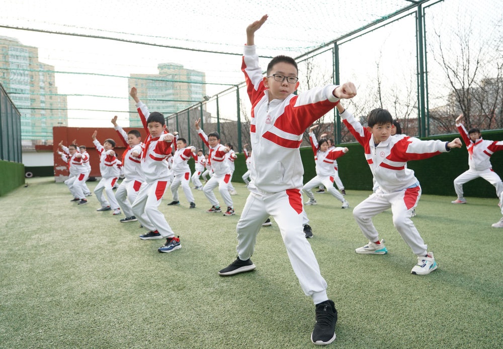 2024年2月21日，在人大附中實(shí)驗(yàn)小學(xué)，學(xué)生們?cè)隗w育課中進(jìn)行武術(shù)練習(xí)。新華社記者 任超 攝