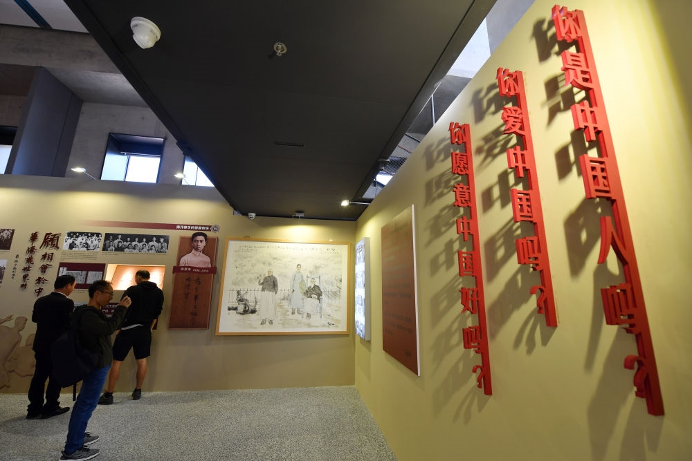 在南開大學(xué)海冰樓內(nèi)，墻上掛著“愛國(guó)三問”（2019年10月14日攝）。新華社記者 李然 攝