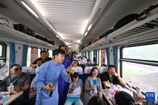 9月7日，相聲演員在S910列車上為旅客表演快板。