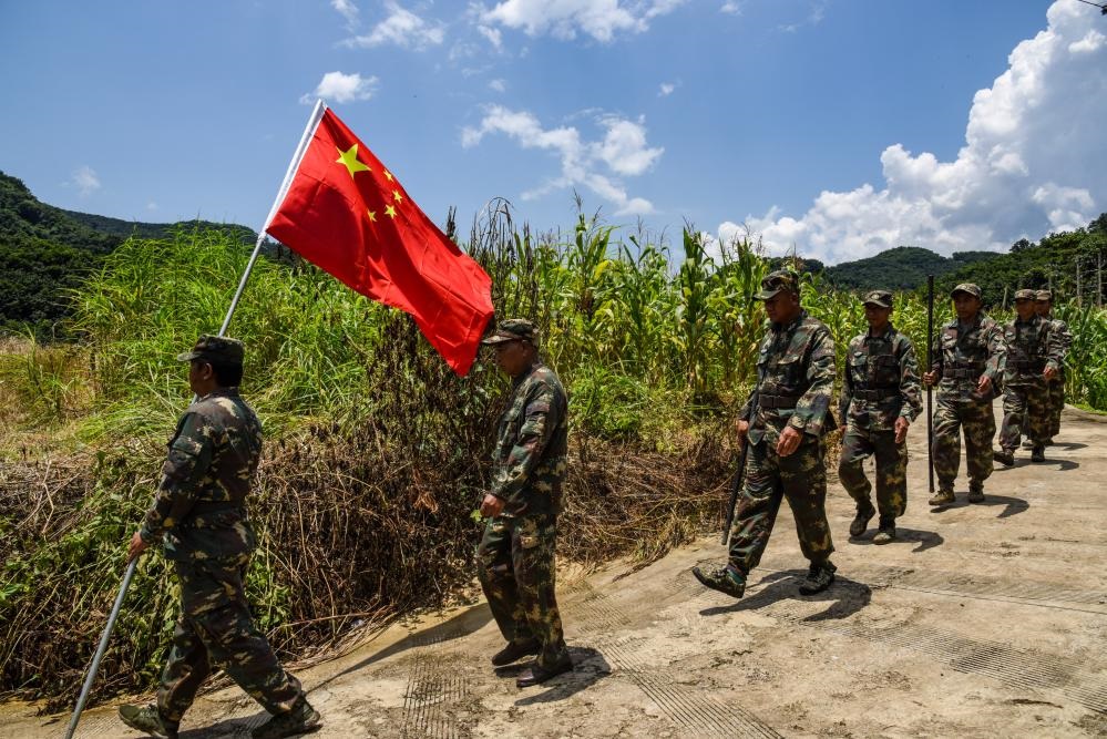 8月16日，老支書尼紅（左二）和班老鄉(xiāng)班搞村巡邊隊(duì)一起出發(fā)去巡邊。新華社記者吉哲鵬 攝