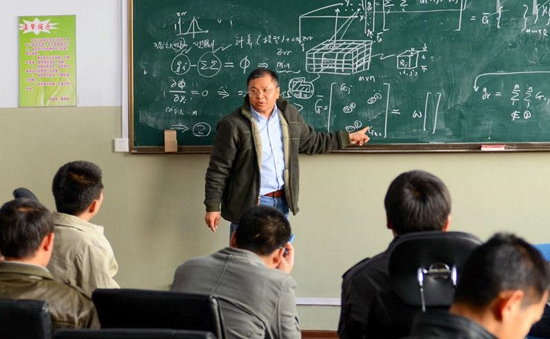 2011年4月，著名地球物理學(xué)家黃大年為學(xué)生們授課。