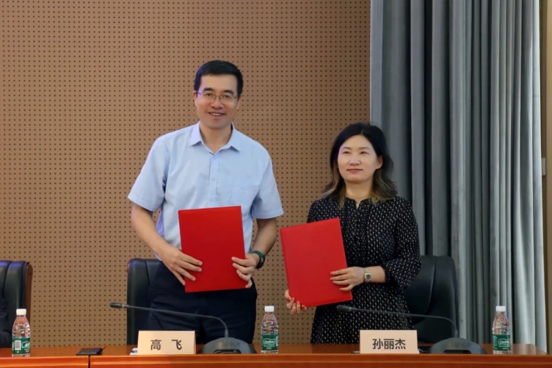 外交學(xué)院副院長(zhǎng)高飛與中國(guó)國(guó)際科學(xué)技術(shù)合作協(xié)會(huì)執(zhí)行副會(huì)長(zhǎng)兼秘書(shū)長(zhǎng)孫麗杰簽署戰(zhàn)略合作備忘錄并啟動(dòng)科技外交官搖籃計(jì)劃。主辦方供圖
