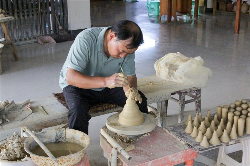 陶器是人類社會(huì)由舊石器時(shí)代發(fā)展到新石器時(shí)代的標(biāo)志之一，也是人類由野蠻走向文明的標(biāo)志，承載著人類成長(zhǎng)進(jìn)步的記憶。陶藝一條街上，母氏陶藝館內(nèi)，空氣中彌漫著陶土的芬芳。非遺傳承人母先才展示制陶技術(shù)，他神情專注、心無(wú)旁騖地打磨手中的陶坯，手中的泥土在旋轉(zhuǎn)的陶輪上漸漸成型。與土陶相伴近40年的母先才堅(jiān)守初心，傳承土陶技藝是他作為貴州省級(jí)非遺花茂土陶傳承人的“執(zhí)念”與責(zé)任。（俄羅斯《俄羅斯報(bào)》視覺(jué)內(nèi)容部副主編阿爾圖爾·杰魯諾夫攝）