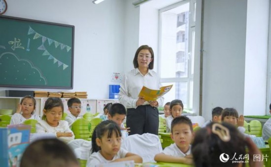 9月9日，黑龍江省哈爾濱市花園小學，語文老師正在給二年級小學生們上課。人民網(wǎng)記者 張哲鑫攝