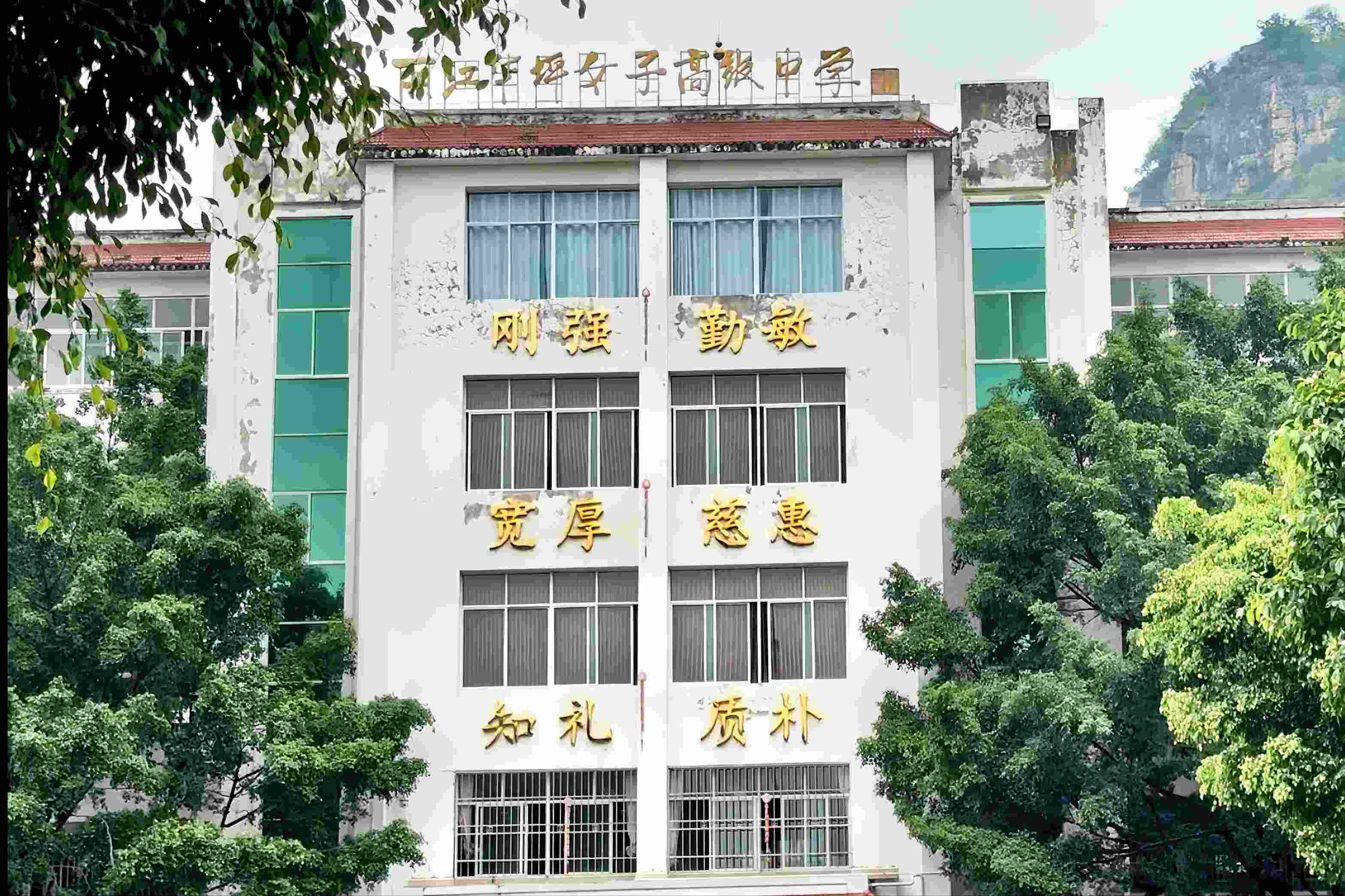 華坪女高教學(xué)樓。人民網(wǎng)記者 劉微攝