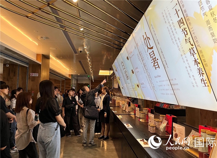 2. 日中友好協(xié)會青年代表團一行學(xué)習(xí)24節(jié)氣養(yǎng)生知識。（人民網(wǎng)記者陳思 攝）