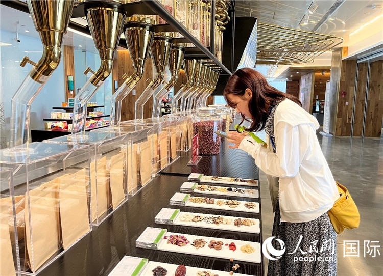 4. 代表團團員對新中式茶飲的食材充滿興趣。（人民網(wǎng)記者陳思 攝）