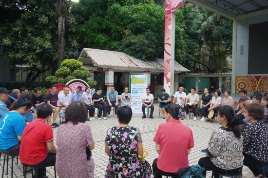  南寧市青秀區(qū)新竹社區(qū)召開“竹聲傾談”民情懇談會(huì)。（李抒蓉 攝）