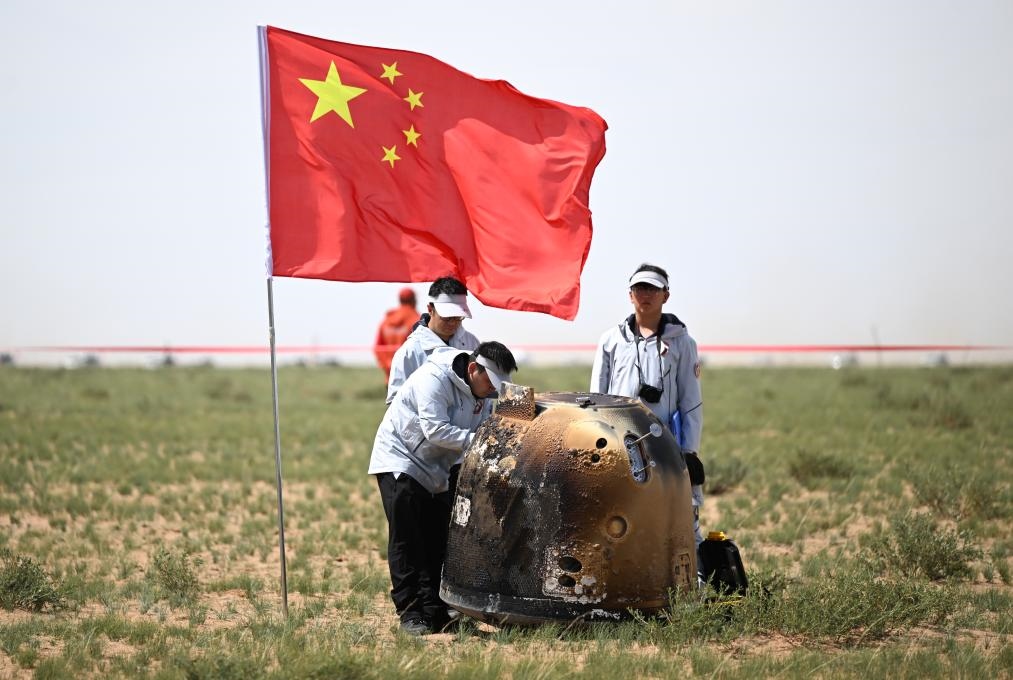 6月25日14時(shí)7分，嫦娥六號(hào)返回器攜帶來(lái)自月背的月球樣品安全著陸在內(nèi)蒙古四子王旗預(yù)定區(qū)域，探月工程嫦娥六號(hào)任務(wù)取得圓滿成功。新華社記者 貝赫 攝