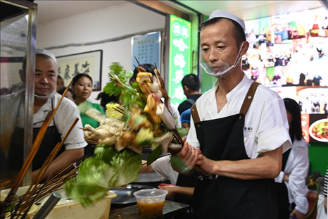 店員準(zhǔn)備制作天水麻辣燙。新華社記者 范培珅 攝
