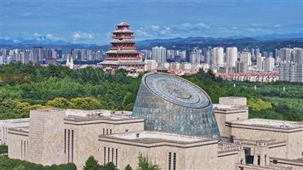△寶雞青銅器博物院建筑外形運(yùn)用高臺(tái)門闕、青銅厚土的建筑語(yǔ)言，氣勢(shì)恢宏，厚重威嚴(yán)。（總臺(tái)央視記者范凱拍攝）