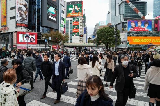 2023年11月15日，人們走過日本東京澀谷車站前的十字路口。新華社記者張笑宇攝
