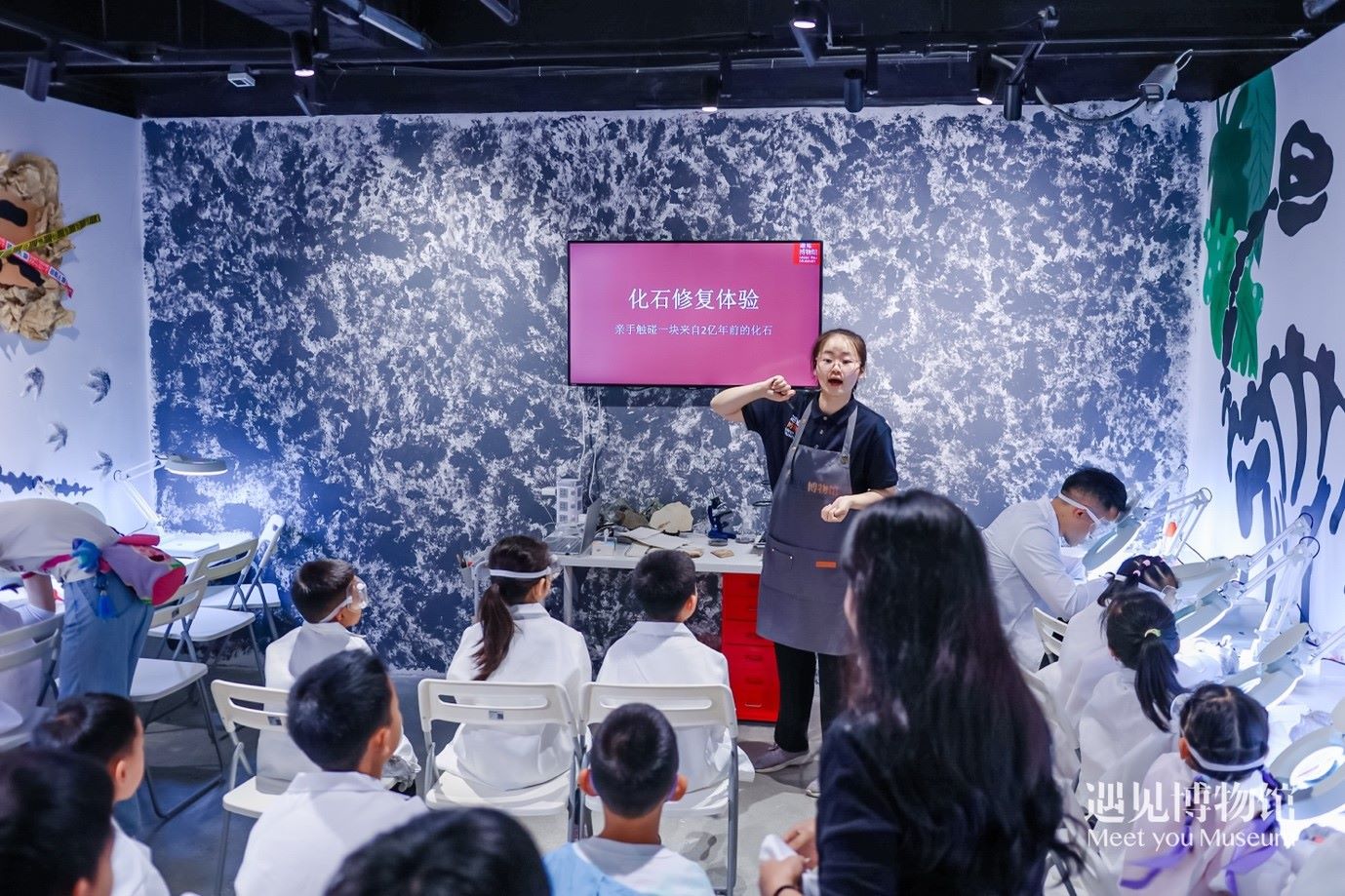 3. 小朋友們在“2億年的地球記憶——恐龍化石特展”體驗(yàn)當(dāng)“小小科學(xué)家”。遇見博物館供圖