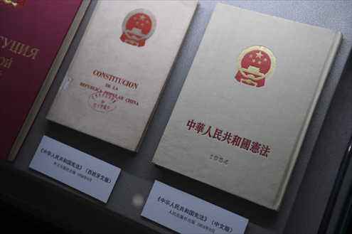 這是“五四憲法”歷史資料陳列館北山街館區(qū)展出的“五四憲法”中文版和西班牙文版。（2018年2月24日攝）新華社記者黃宗治攝