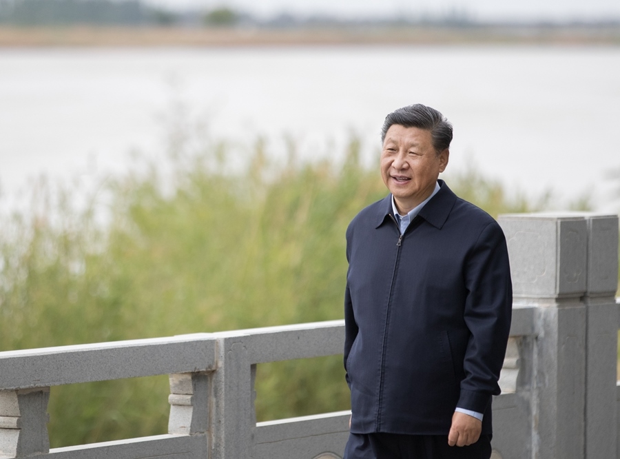 2020年6月8日，中共中央總書記、國家主席、中央軍委主席習(xí)近平在寧夏黃河吳忠市城區(qū)段了解加強(qiáng)黃河流域生態(tài)保護(hù)情況。新華社記者 王曄 攝