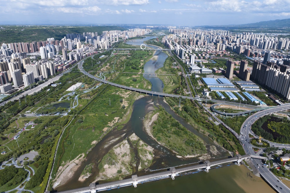 2024年5月9日在陜西省寶雞市拍攝的黃河最大支流渭河沿岸景色（無人機照片）。
