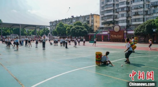 翠竹小學的學生在進行拋繡球運動。歐惠蘭 攝