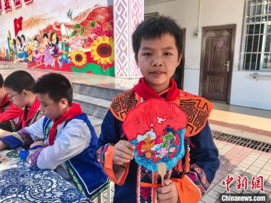 翠竹小學學生展示自己繪制的團扇作品。蔣豐慧 攝