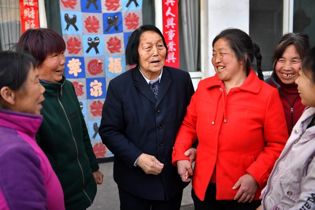 2019年3月23日，申紀蘭（左三）在山西省平順縣西溝村與村民分享全國兩會精神。新華社記者 曹陽 攝