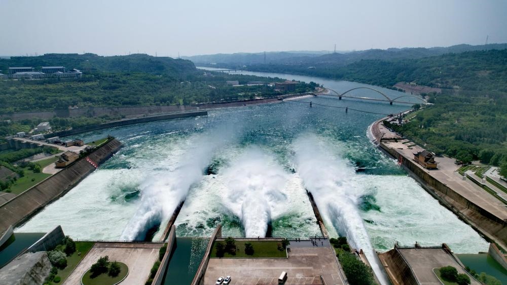 2023年6月21日，調(diào)水調(diào)沙清水下泄階段的小浪底水庫下泄基本為清水（無人機照片）。黃河調(diào)水調(diào)沙已實施22年，通過調(diào)水調(diào)沙，黃河下游河道主河槽得到全線沖刷，河床有明顯下降，行洪和過沙能力普遍提高。