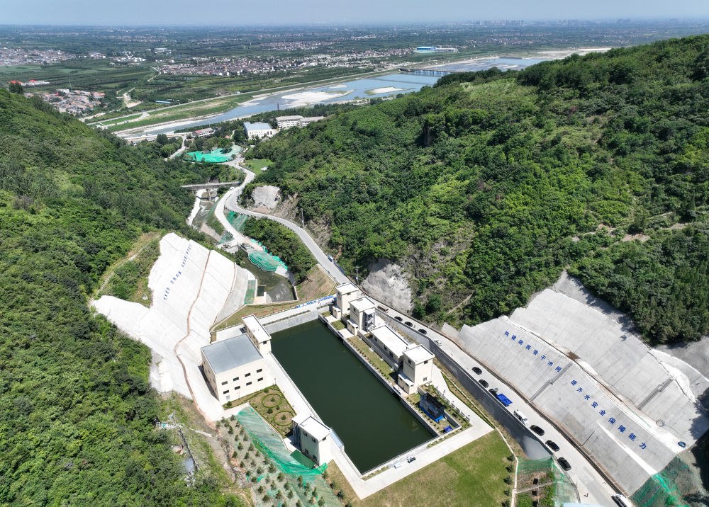2023年7月16日，國家重大水利工程引漢濟渭工程成功實現(xiàn)先期通水，這是在陜西西安拍攝的黃池溝配水樞紐（無人機照片）。引漢濟渭工程全部建成投用后，可增加渭河入黃河水量年均6億至7億立方米。