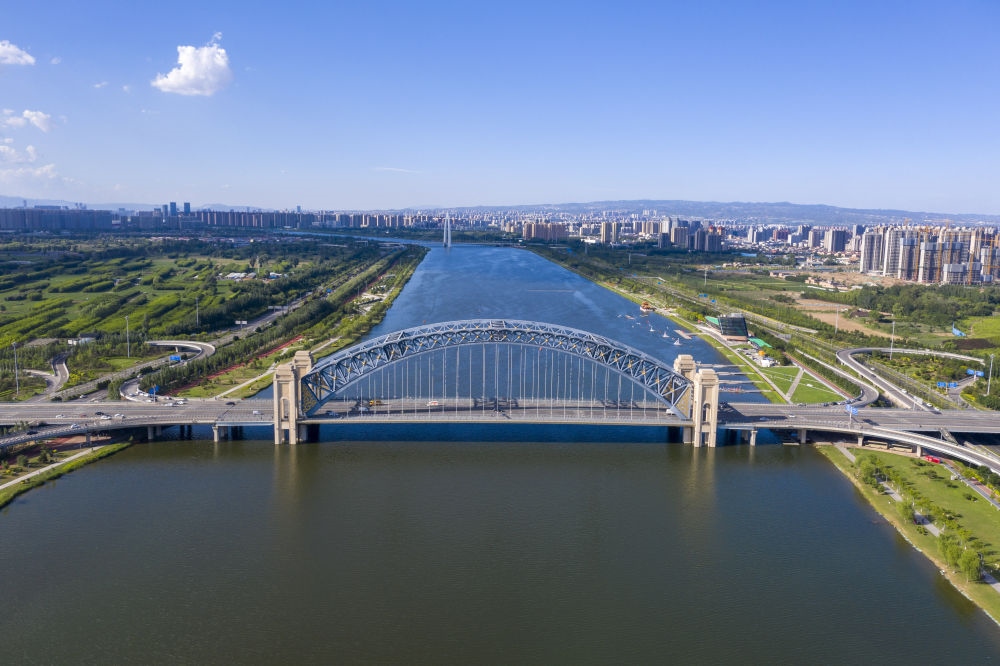 2024年6月7日在山西拍攝的汾河太原段晉陽橋（無人機照片）。汾河是黃河第二大支流。近年來，當?shù)赝ㄟ^源頭截污、雨污分流、生物治藻等措施推進“一泓清水入黃河”工程。今年1月至6月，太原市境內(nèi)6個地表水國考斷面優(yōu)良水體比例達到100%。