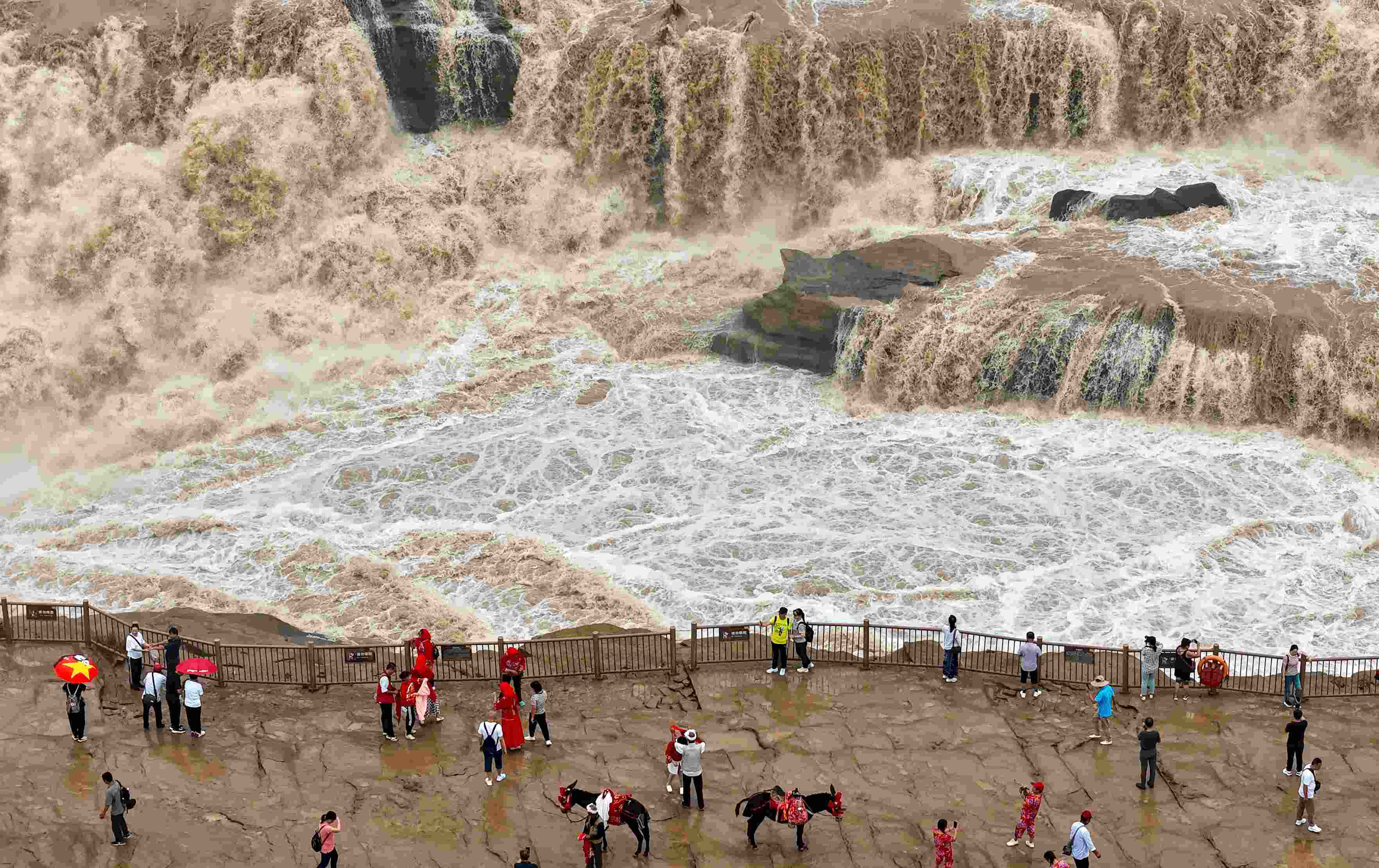 △9月9日，游客在黃河壺口瀑布景區(qū)游覽。