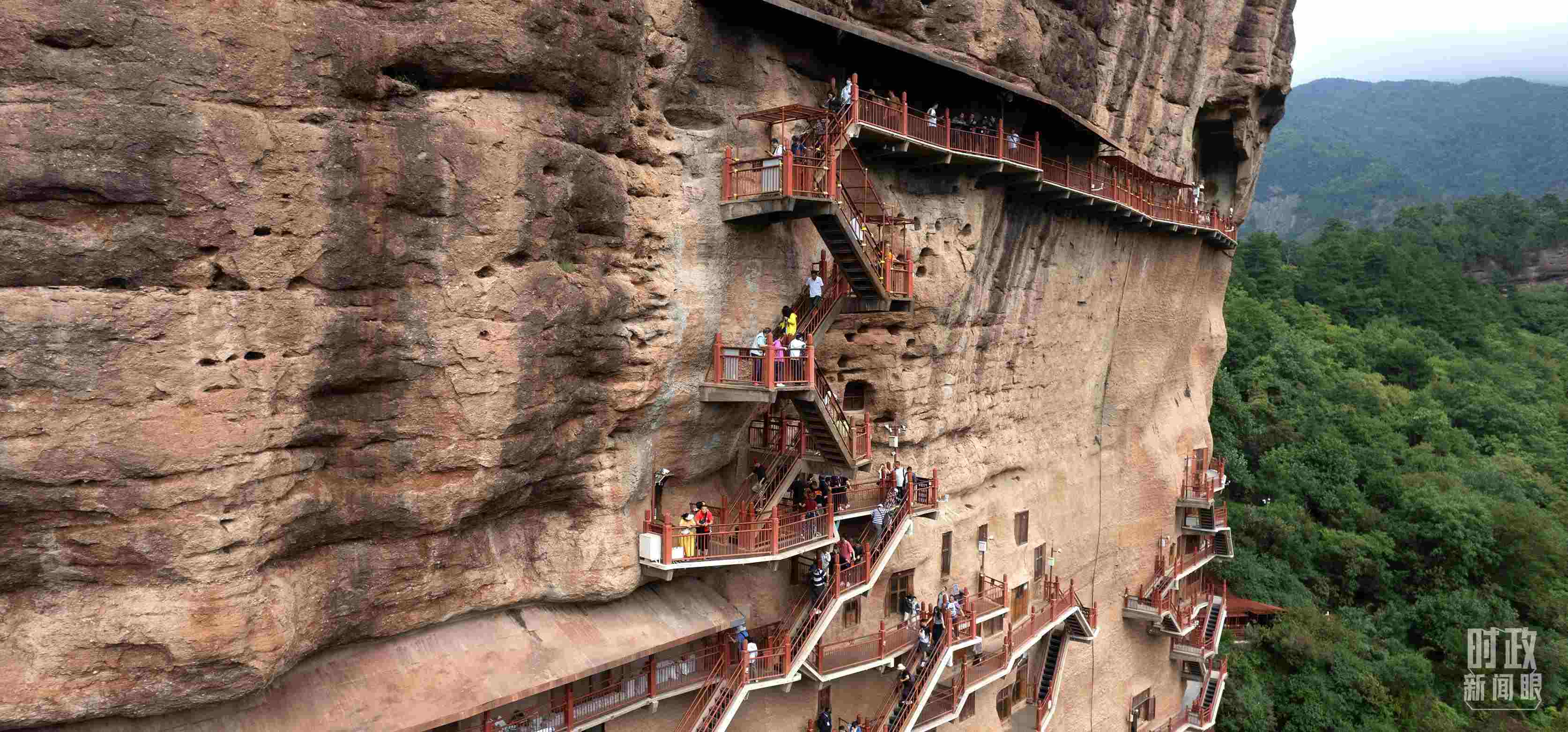 △麥積山石窟是國家5A級旅游景區(qū)，2024年上半年累計接待游客57萬人。（總臺國廣記者李晉拍攝）