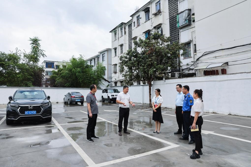 2024年9月11日，在浙江省湖州市，湖州吳興區(qū)人大代表、人大飛英街道工委代表及塔下街社區(qū)代表前往已改建的一處停車場進行實地調(diào)研，監(jiān)督該改建項目的完成情況。新華社記者 徐昱 攝
