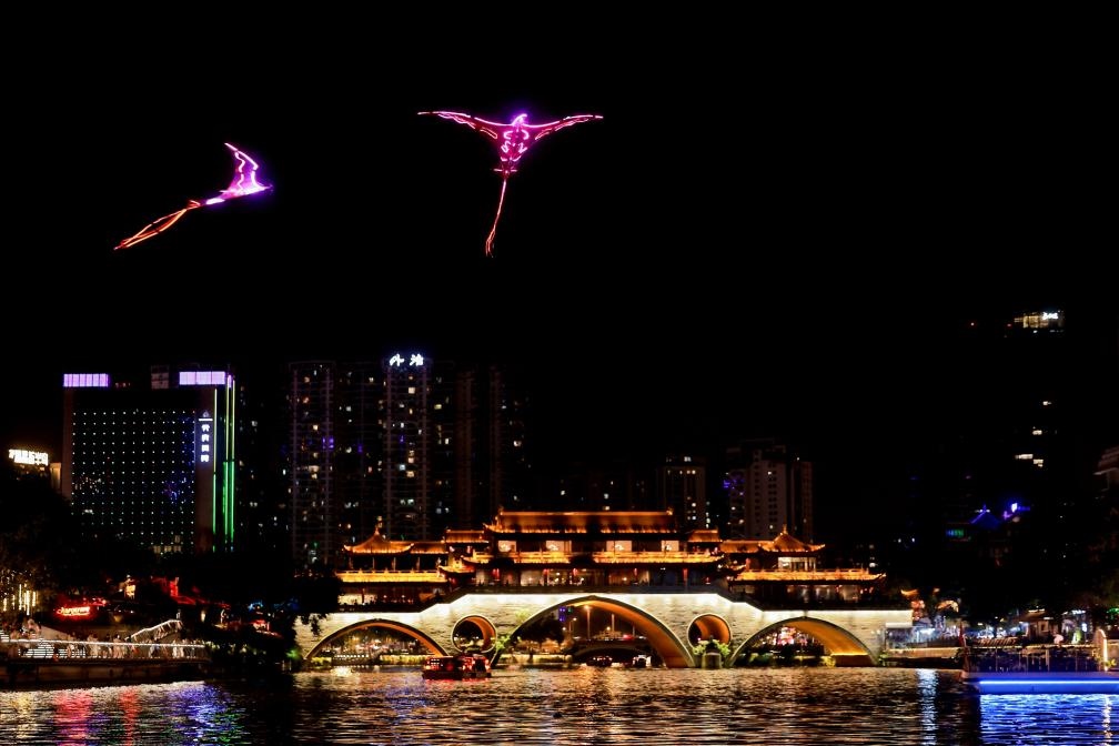 成都“夜游錦江”低空飛行裝置與游船伴飛。（唐斌治 攝）