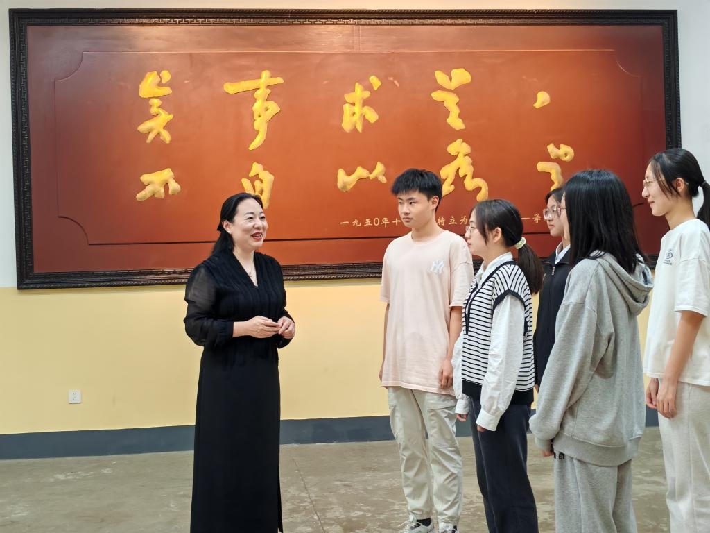 湖南第一師范學(xué)院思政課教師正在為學(xué)生講述紅色校史。（受訪者供圖）