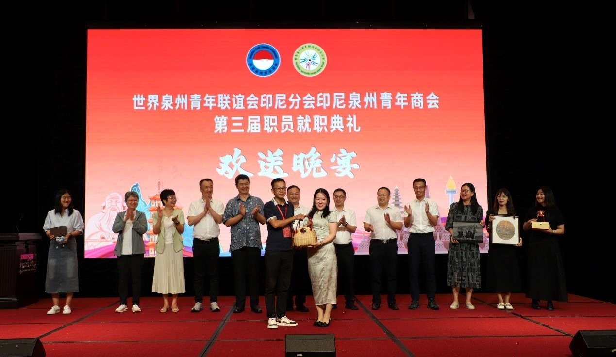 工藝大師們向阿拉扎大學(xué)孔子學(xué)院捐贈(zèng)手工藝術(shù)品。阿拉扎大學(xué)孔子學(xué)院供圖