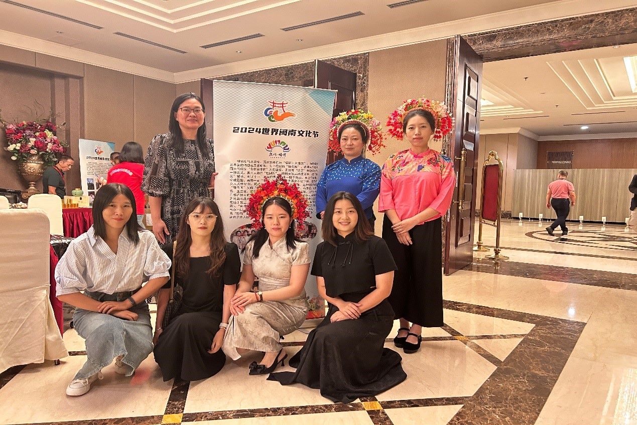 阿拉扎大學(xué)孔子學(xué)院老師和簪花圍傳承人合影。阿拉扎大學(xué)孔子學(xué)院供圖