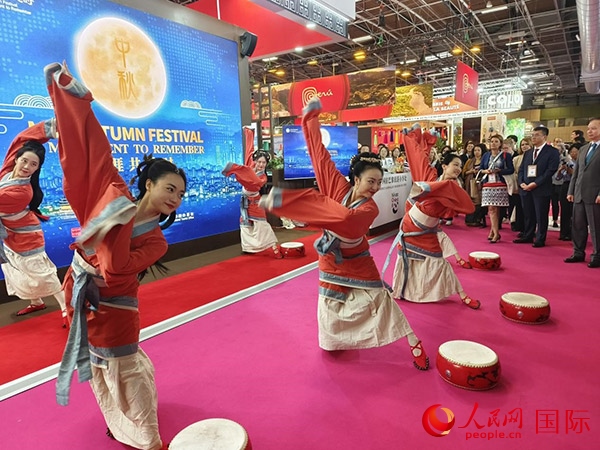“你好！中國”展臺開幕式上的中國傳統(tǒng)舞蹈表演。人民網(wǎng)記者 尚凱元攝