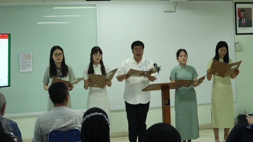 阿拉扎大學(xué)孔子學(xué)院志愿者教師表演詩朗誦?；顒?dòng)主辦方供圖