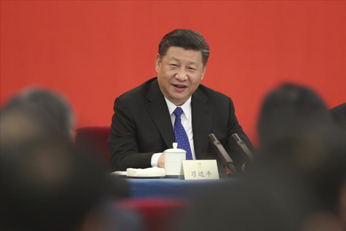 2018年3月4日下午，中共中央總書記、國家主席、中央軍委主席習(xí)近平看望參加全國政協(xié)十三屆一次會議的民盟、致公黨、無黨派人士、僑聯(lián)界委員，并參加聯(lián)組會，聽取意見和建議。 新華社發(fā)（盛佳鵬 攝）