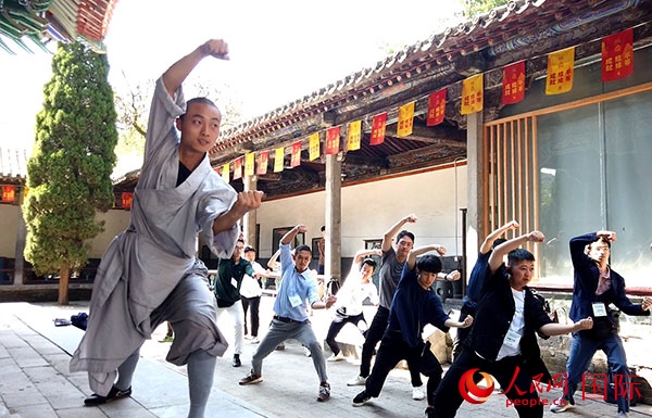 日本少林寺拳法青年代表團體驗體驗少林十三拳。人民網(wǎng)記者 張靖攝
