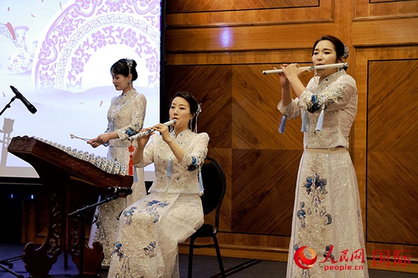來自景德鎮(zhèn)的陶瓷音樂會(huì)在中秋佳節(jié)給英國倫敦的觀眾帶來了別樣的文化體驗(yàn)。人民網(wǎng)記者 邢雪攝