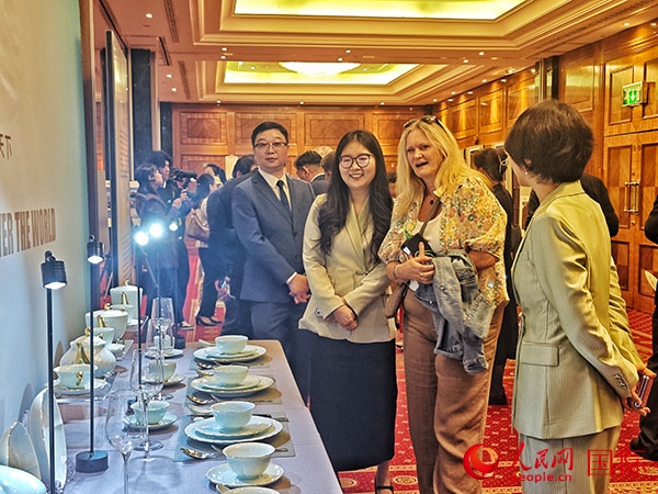 英國觀眾參觀“景德鎮(zhèn)制”區(qū)域品牌新品。人民網(wǎng)記者 邢雪攝