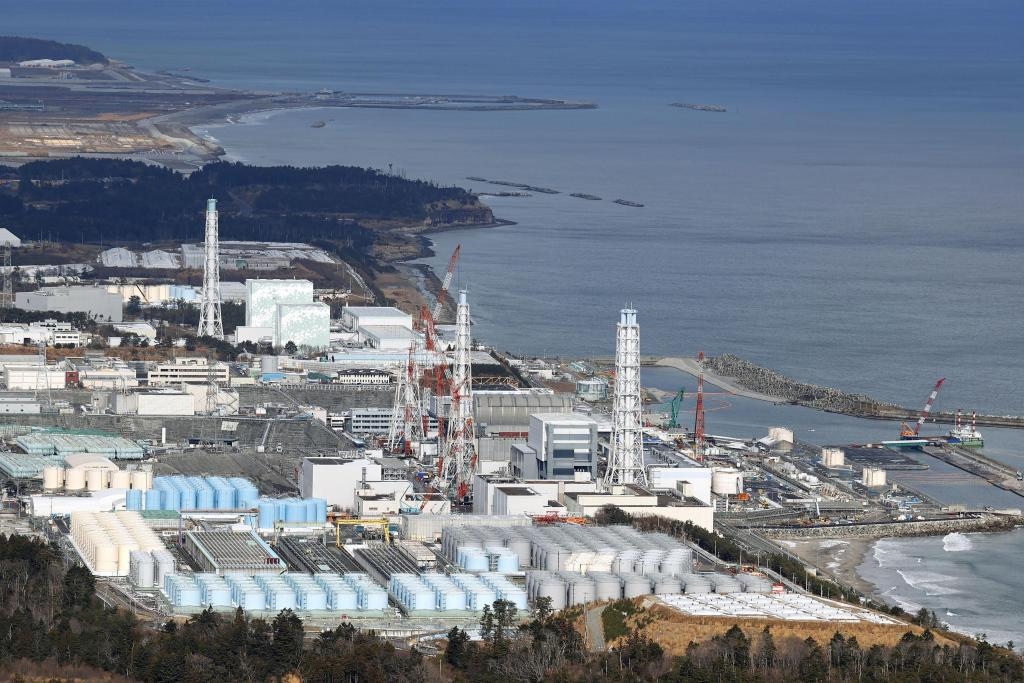 這是2021年1月8日拍攝的日本福島第一核電站和核污水儲(chǔ)水罐。（新華社/共同社）