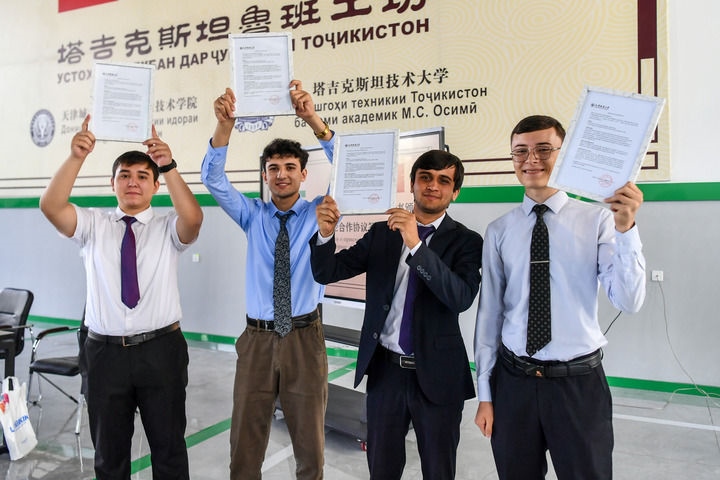 2024年7月3日，在塔吉克斯坦首都杜尚別，魯班工坊赴華留學(xué)生展示錄取通知書。新華社記者 曹陽 攝