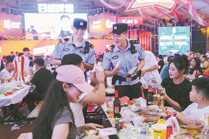 8月10日，黑龍江省哈爾濱市公安局松北分局民警輔警在啤酒大棚開展安全宣傳。史繼東攝