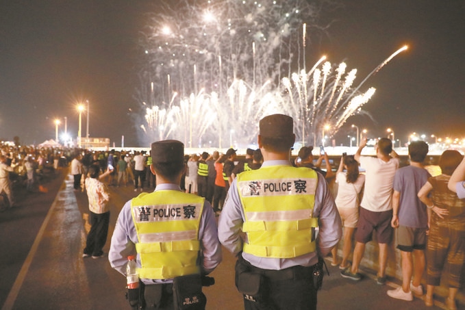 8月10日，黑龍江省哈爾濱市公安局松北分局民警輔警在啤酒大棚開展安全宣傳。史繼東攝