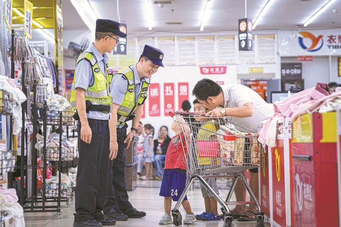 ?8月27日，貴州省凱里市公安局組織開展拉網(wǎng)式大排查，民警在超市和群眾交流。周國輝攝