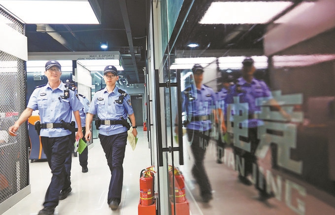 ▲7月6日，山西省新絳縣公安局龍興派出所組織警力對網(wǎng)吧等場所進行集中治安檢查。高新生攝