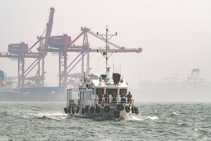 ?7月5日，秦皇島出入境邊防檢查站聯(lián)合秦皇島市公安局水陸巡特警支隊開展海上聯(lián)合巡航。陳凈萱攝