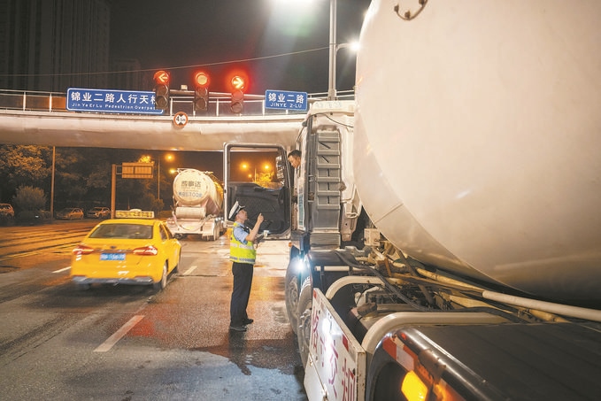 7月25日，陜西省西安市公安局交警支隊開展全市中重型貨車及面包車違法異地互查整治行動。孫崇明攝
