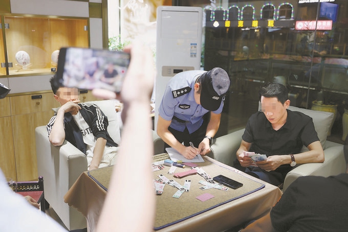 9月7日，云南省昆明市公安機關對棋牌室開展檢查。