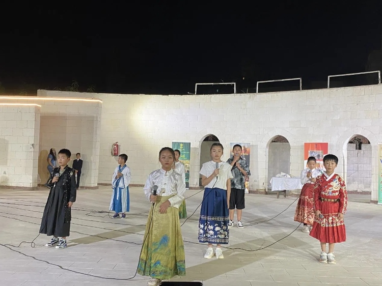 東方藝術文化館小朋友的詩朗誦表演。開羅中國文化中心供圖