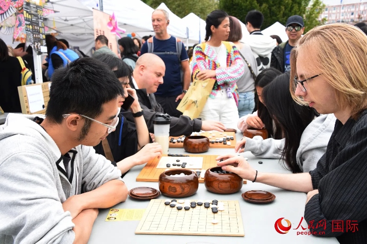 圍棋博弈。人民網(wǎng)記者 殷淼攝
